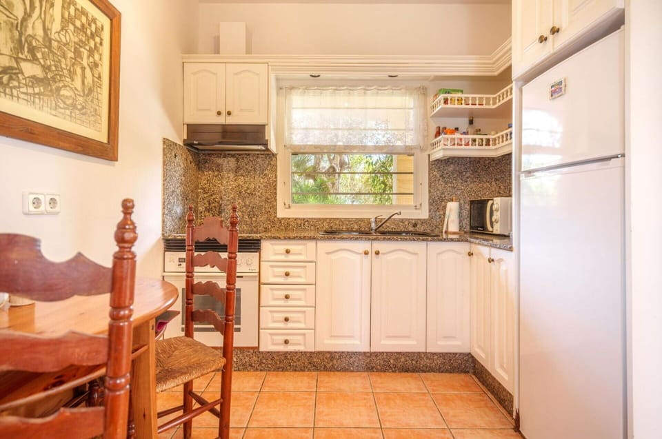Cabinetry, Countertop, Property, Kitchen Sink, Kitchen Appliance, Kitchen Stove, Drawer, Wood, Interior Design, Kitchen