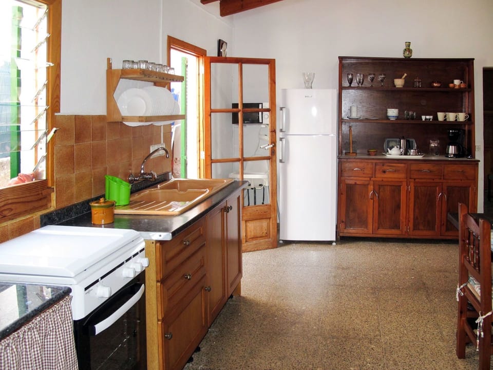 Countertop, Room, Property, Furniture, Cabinetry, Kitchen, Building, Sink, Floor, House