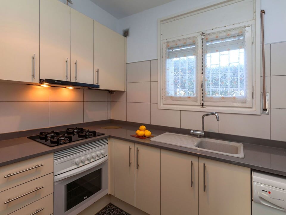 Countertop, Cabinetry, Property, Kitchen, Room, Furniture, Building, Yellow, Interior Design, Kitchen Stove