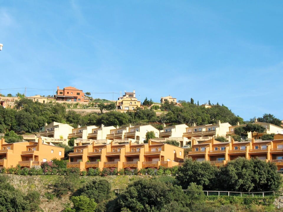 Town, Residential Area, Human Settlement, Urban Area, Sky, City, Neighbourhood, Building, Village, Metropolitan Area