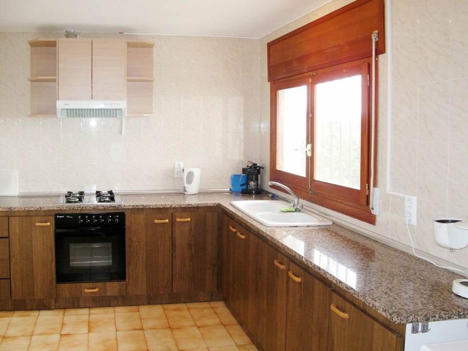 Brown, Tap, Countertop, Cabinetry, Sink, Kitchen Sink, Plumbing Fixture, Furniture, Property, Building