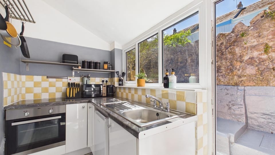Shell Cottage - 2 Bedroom Holiday Home - Tenby (28566)