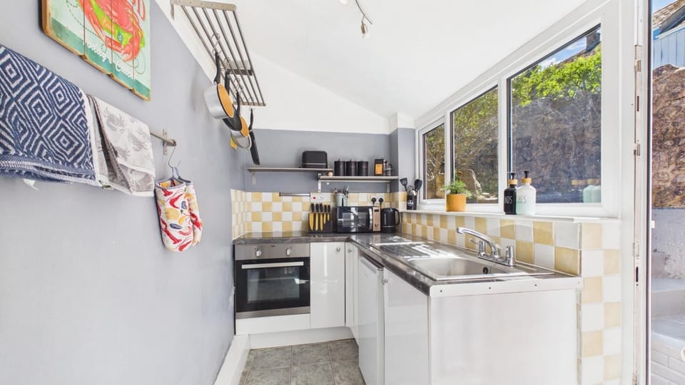 Shell Cottage - 2 Bedroom Holiday Home - Tenby (28565)