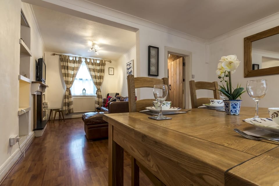 Shell Cottage - 2 Bedroom Holiday Home - Tenby (280)