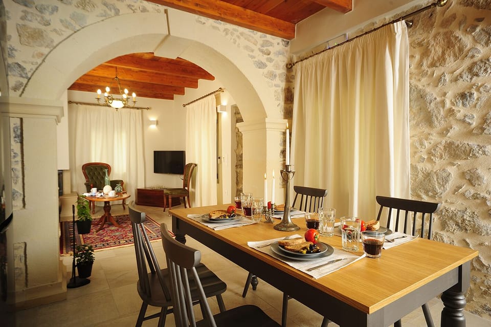 Lovely dining area! Enjoy your home made meals with your loved ones!