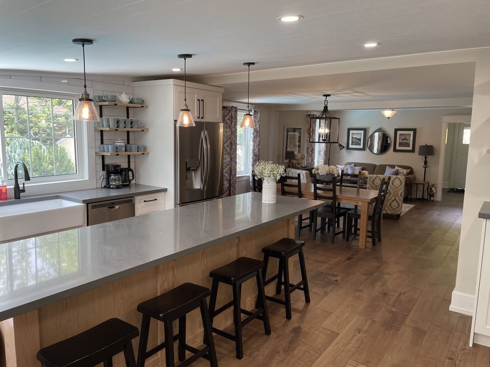 Open .concept kitchen, dining room and sitting area.