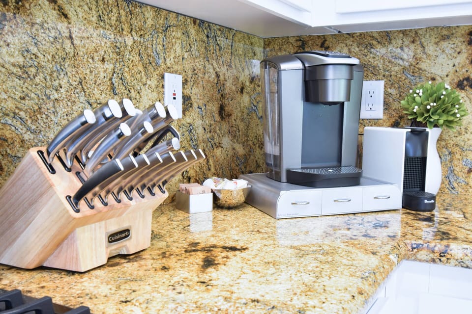 Well stocked kitchen with Keurig and Nespresso machines, Tea and more.