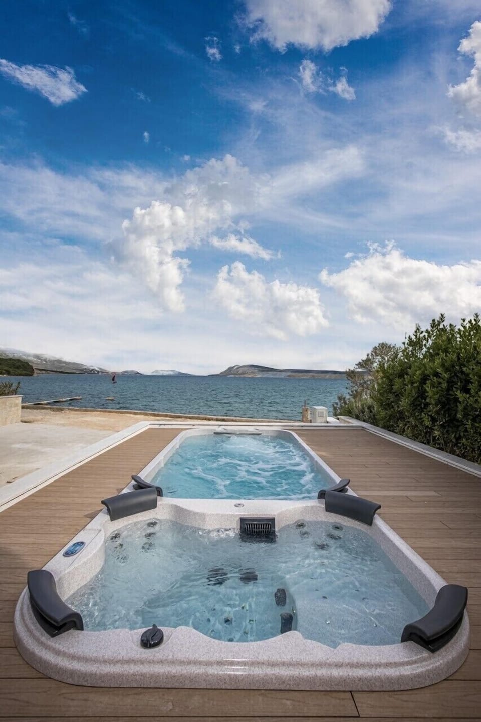 Outdoor spa tub