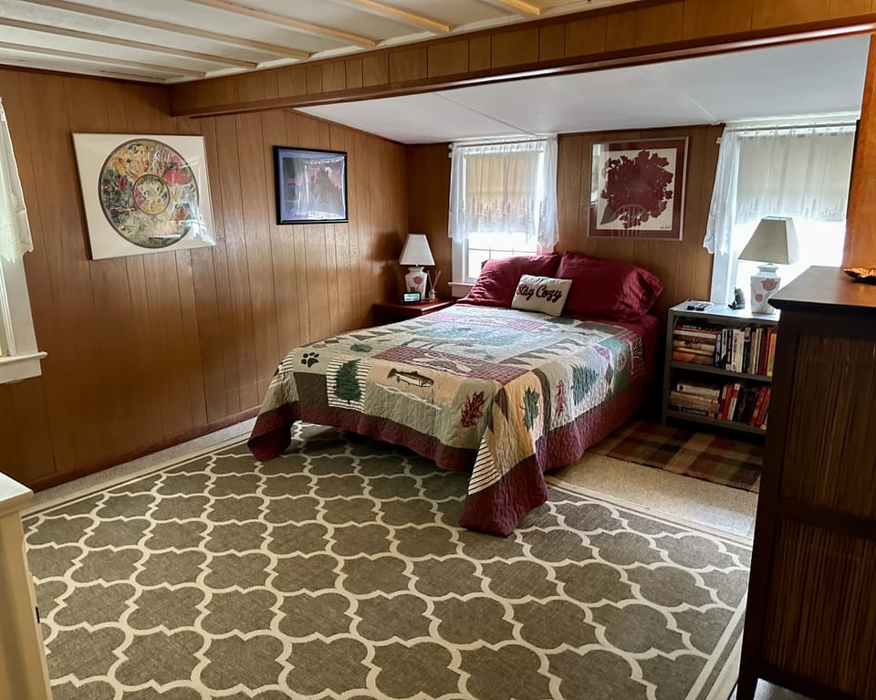 Master bedroom - queen sized bed