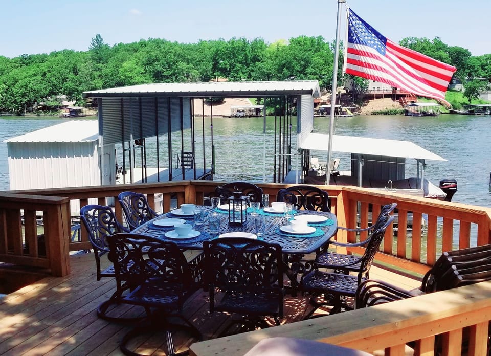 Lunch & Dinner in the shade right by the Lake!