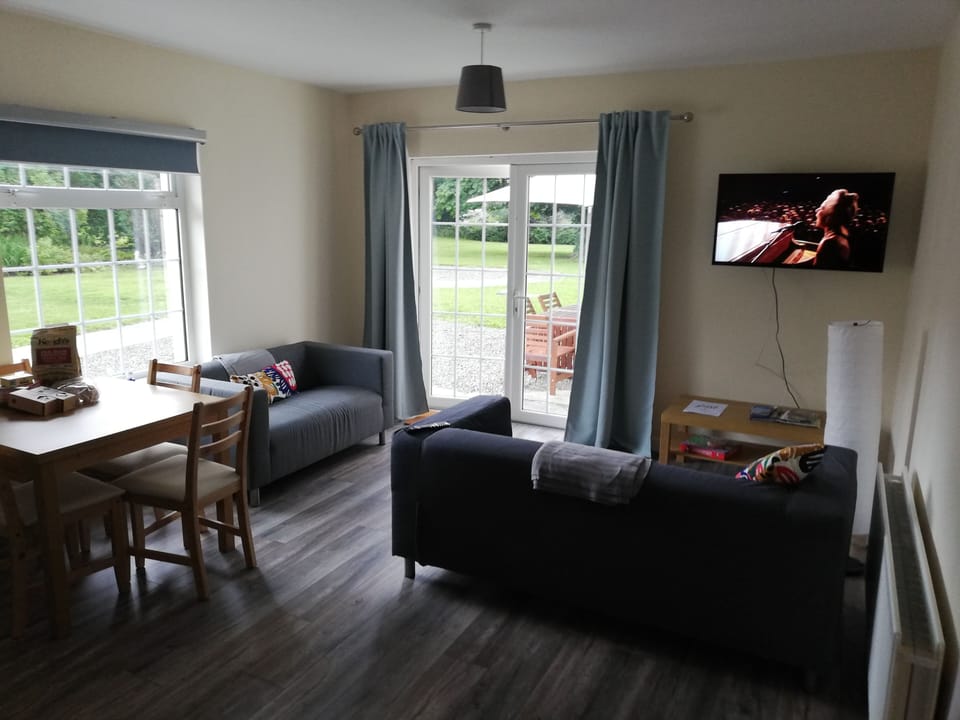 Cosy living room with Smart TV, Netflix and patio doors to the terrace & garden