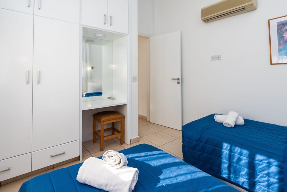 Bedroom with twin beds