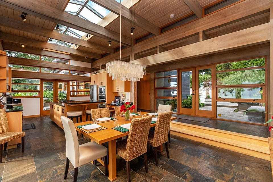 The dining area comfortably seats 6 - 8 guests. - The dining area comfortably seats 6 - 8 guests.