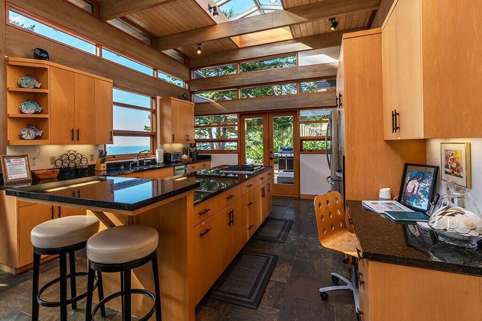 The kitchen has a breakfast bar & built in desk. - The kitchen has a breakfast bar & built in desk.