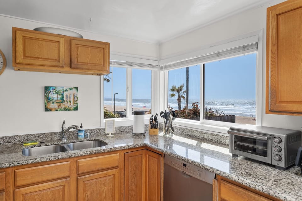 Take full advantage of our fully equipped kitchen space, featuring all the convenient appliances to make your stay as comfortable as possible.