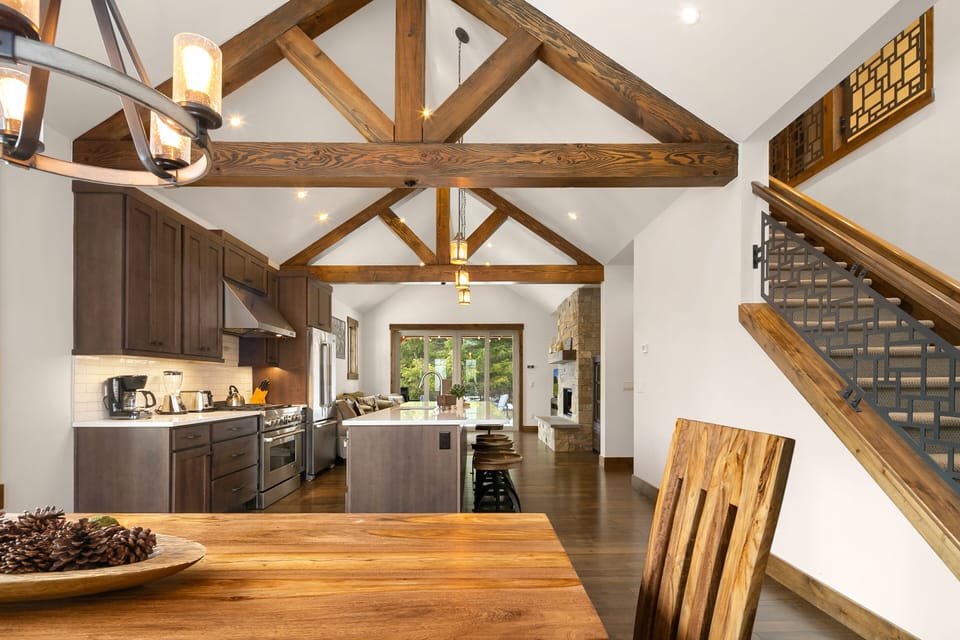 Pine Breeze: - Spacious great room, ideal for entertaining.