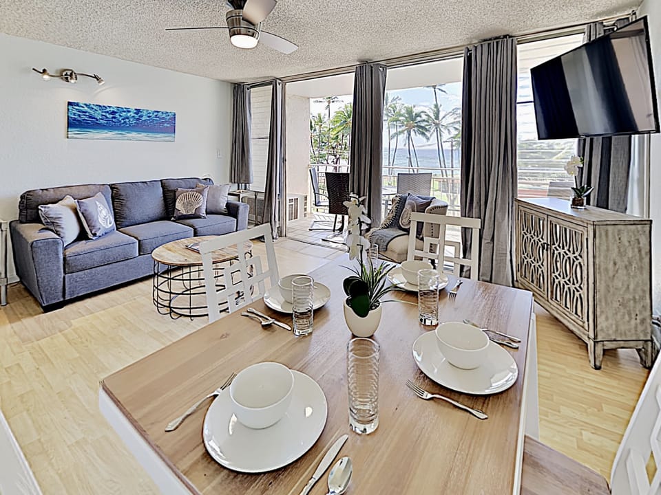 Dining Area - Sit at this dining table for four while listening to the ocean waves!