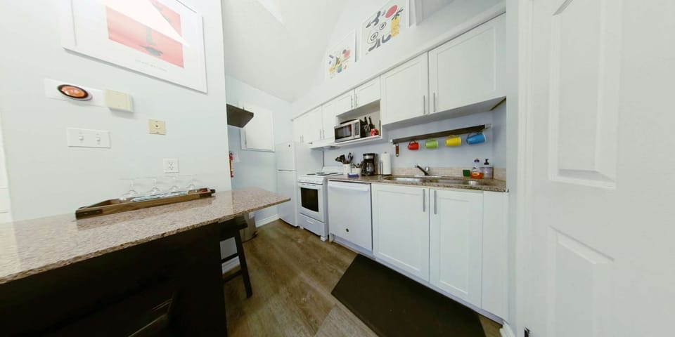 Full Kitchen w Breakfast Island