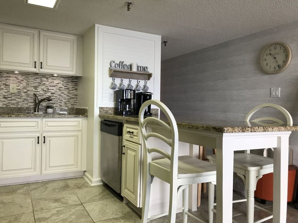 Fully equipped kitchen with 4 seats at the breakfast bar