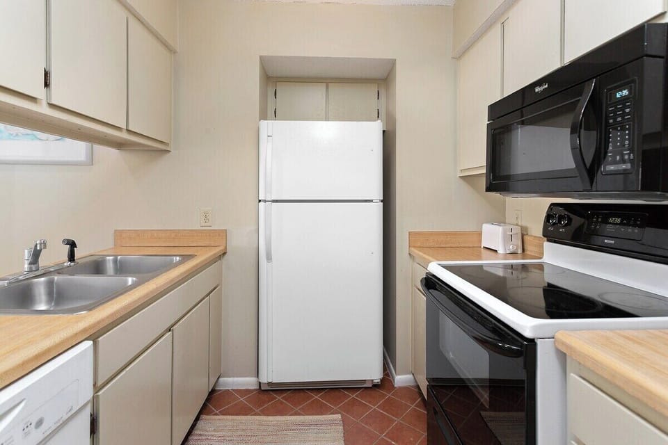 Shipwatch 312 - Kitchen area with appliances