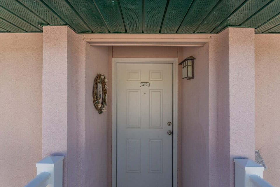Shipwatch 312 - Entry do to condo