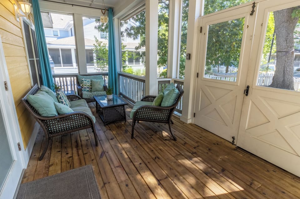 Main Level | Screened in Porch
