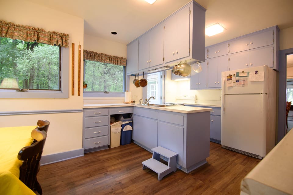 Fully furnished kitchen makes prepping meals easy! 