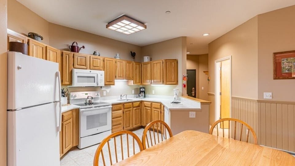 10_ClubWyndhamSmugglersNotchVermont_kitchen_4