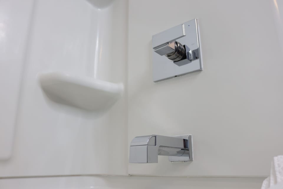 SPARKLING CLEAN HIGH END FIXTURES!