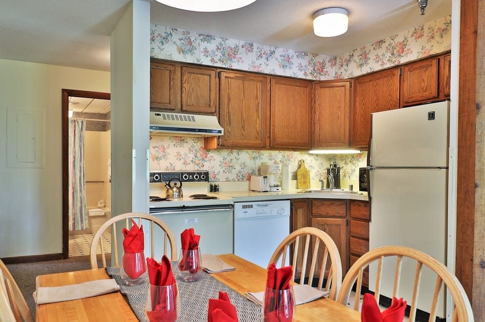 dining area+kitchen