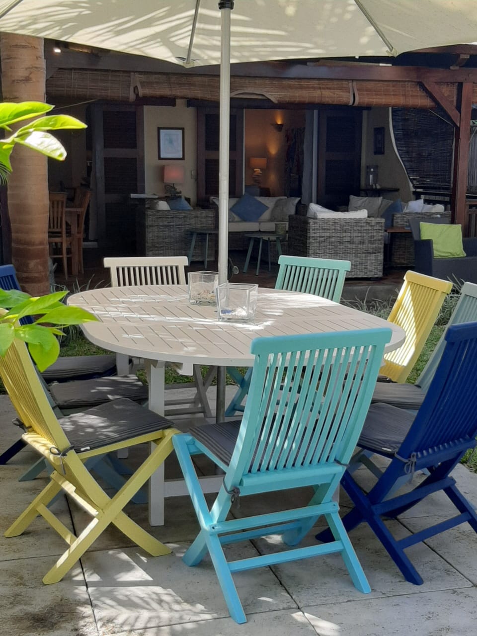 Eating area outside, with beach view