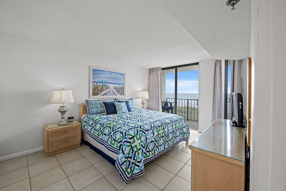 Oceanfront Master Bedroom w/1 King