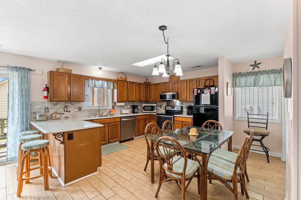 Dining Area & Fully Equipped Kitchen