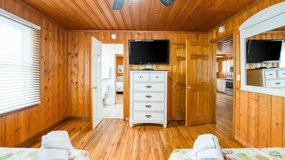 3rd Bedroom w/2 Queens