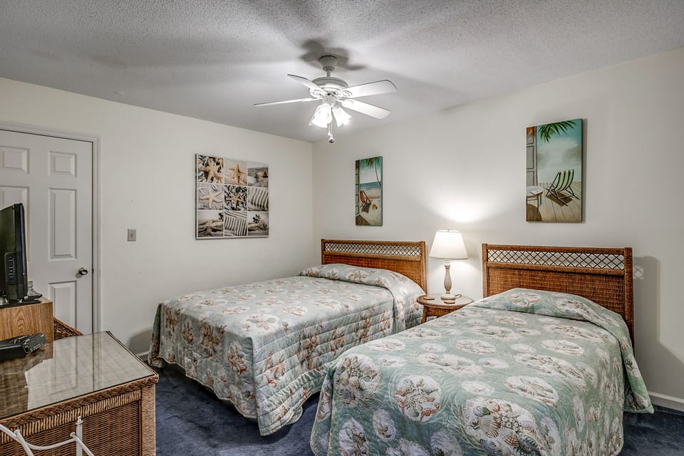 3rd Bedroom w/1 Queen & 1 Twin