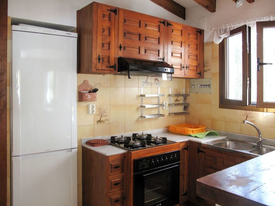 Countertop, Room, Cabinetry, Kitchen, Furniture, Property, Kitchen Stove, Interior Design, Building, House