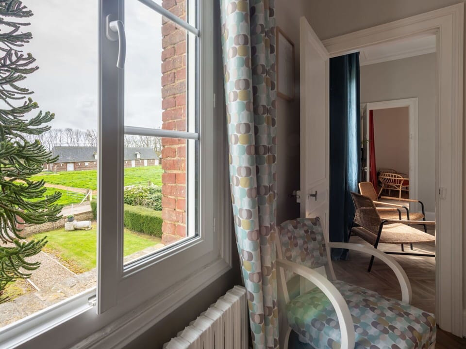 Property, Window, Building, Wood, Interior Design, Plant, Textile, Shade, Floor