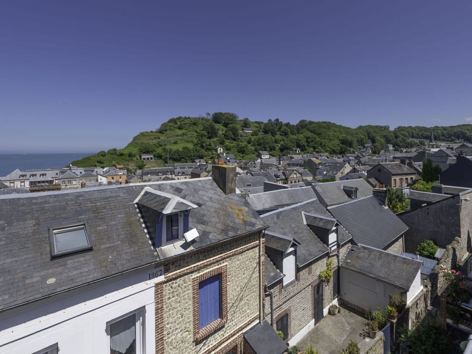 Sky, Building, Property, Window, House, Tree, Residential Area, Neighbourhood, Cottage, Plant