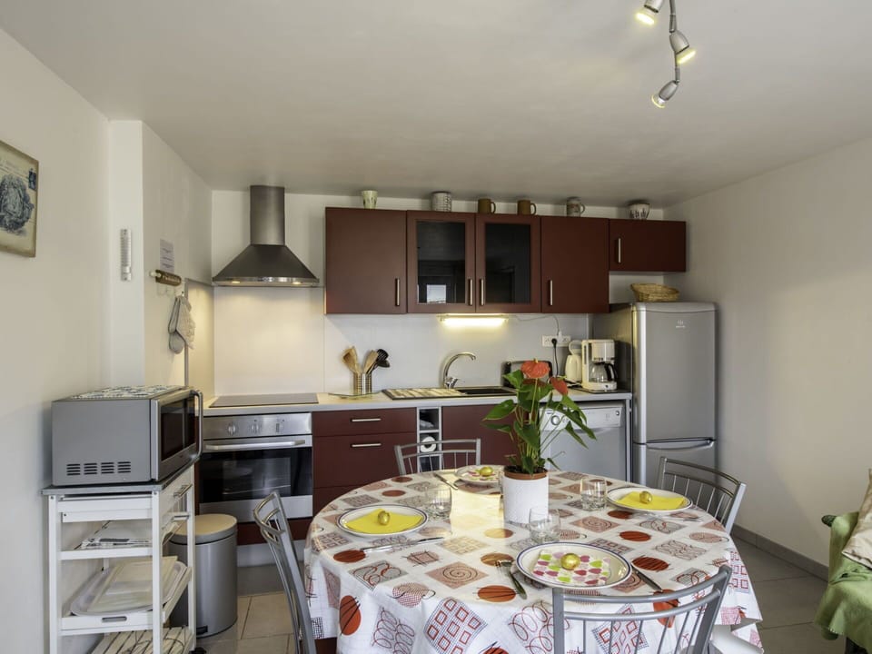 Cabinetry, Countertop, Property, Furniture, Table, Building, Kitchen, Interior Design, Home Appliance, Lighting