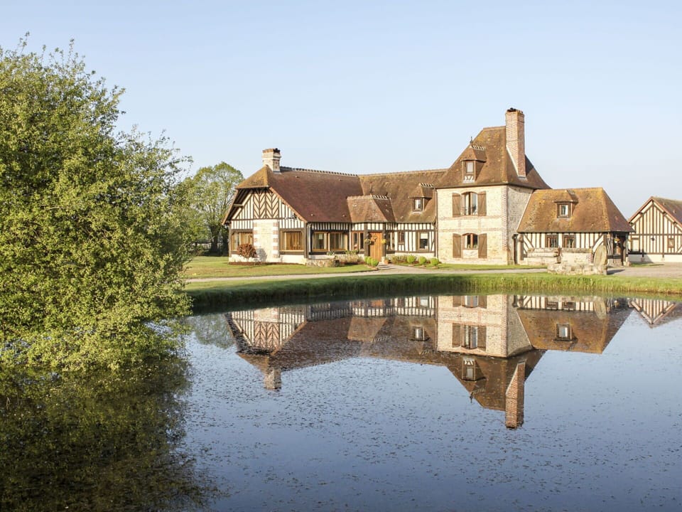 Water, Plant, Sky, Building, House, Tree, Natural Landscape, Lake, Window, Land Lot