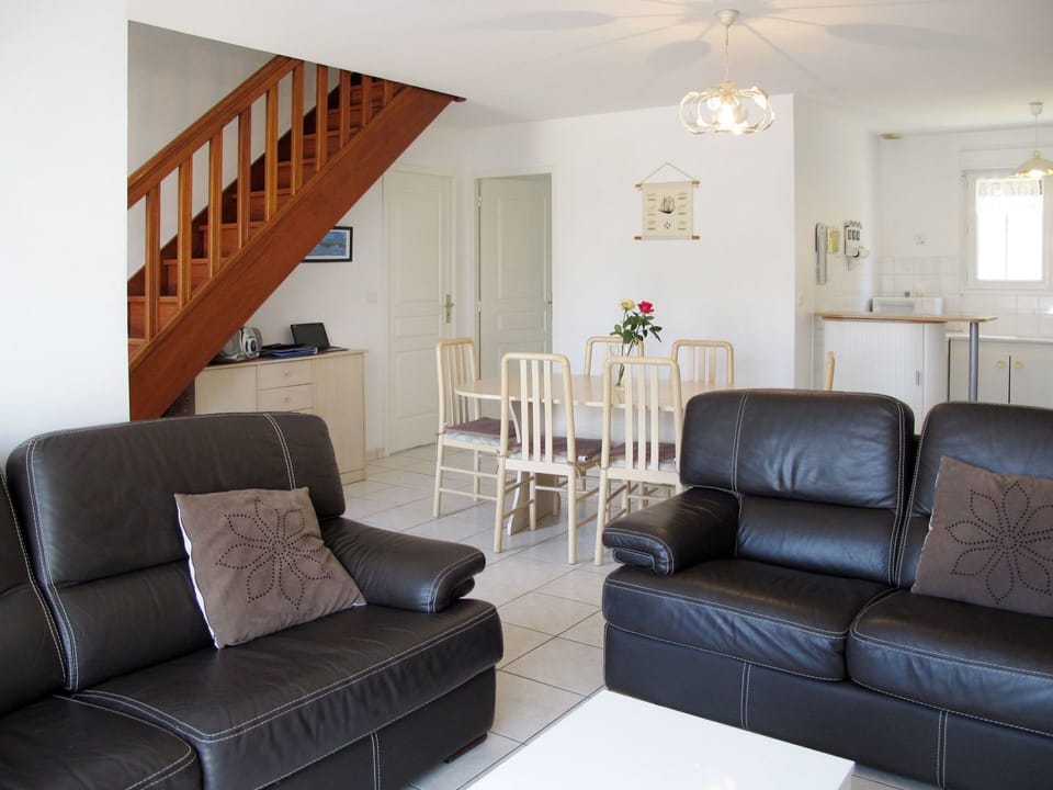 Living Room, Furniture, Room, Property, Interior Design, Couch, Building, Sofa Bed, Floor, Table