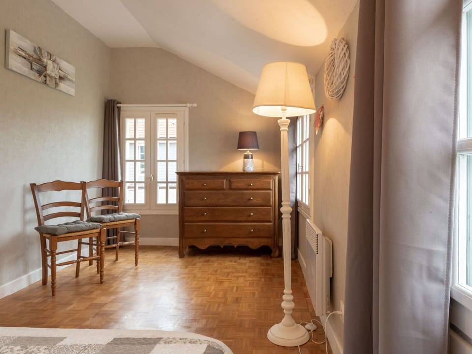 Cabinetry, Property, Furniture, Window, Drawer, Building, Wood, Chest Of Drawers, Comfort, Interior Design