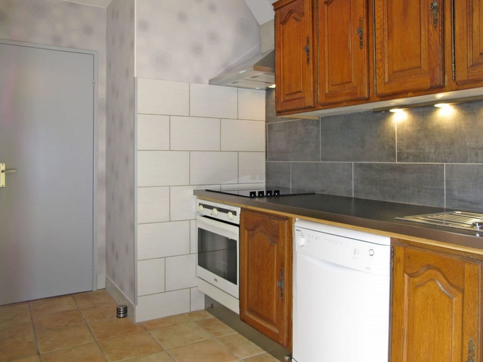 Countertop, Cabinetry, Room, Property, Kitchen, Furniture, Tile, Floor, Building, Interior Design