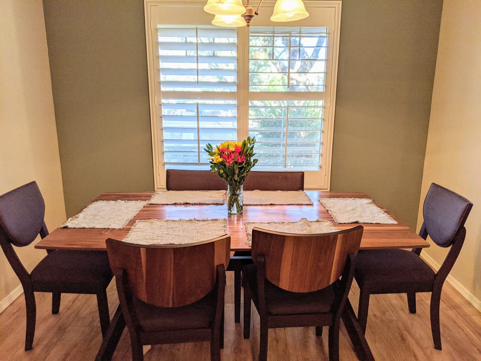 Dining room seating for 6.