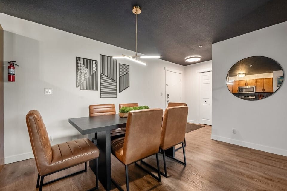 Dining area with seating for 6.