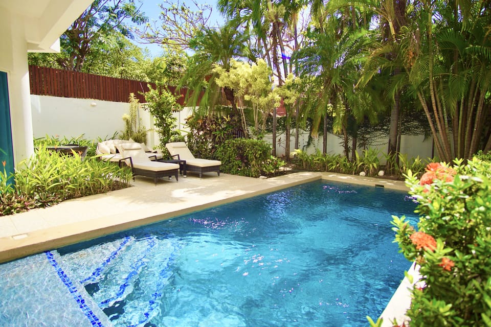 Villa 2 pool area