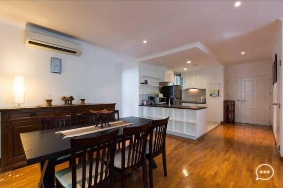 698 1 bedroom near night market 324