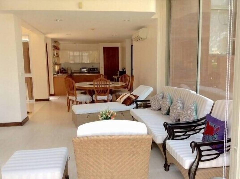 Villas 3 Bedrooms, Sleep 10 #786
