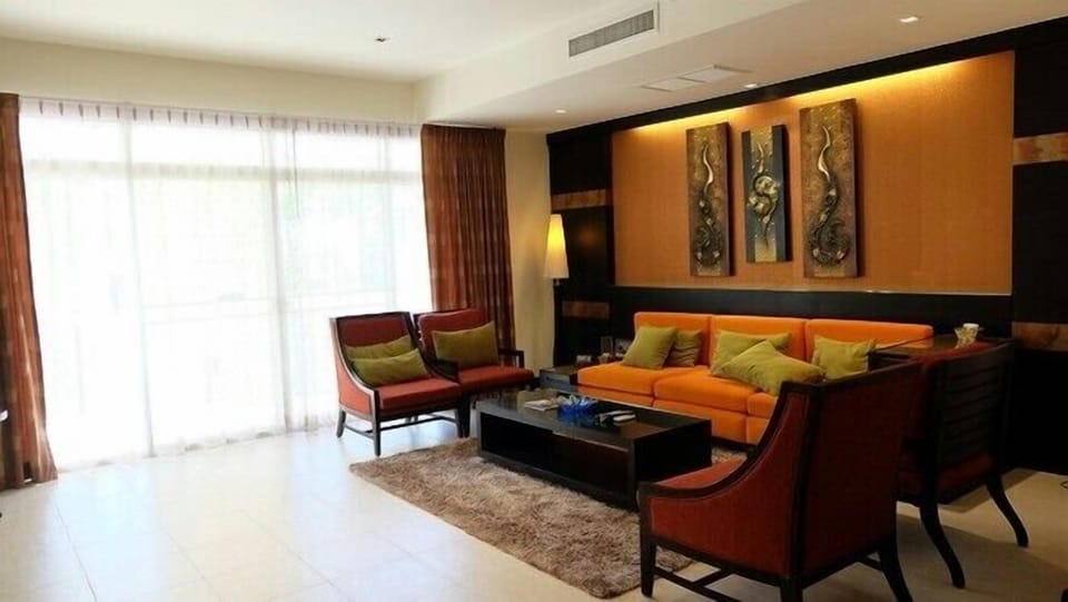 #711-S1 2BR villas /pool access 
