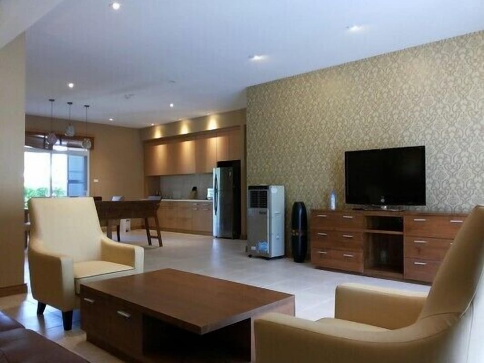#717-N1  2BR villas with pool access